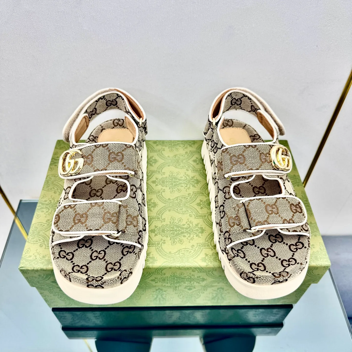 💕💕Factory direct selling price p480💕💕 Gucci2️⃣0️⃣2️⃣5️⃣Official website new Velcro thick-soled sandals‼ ️The entire pair of shoes is developed and manufactured by purchasing ZP, all customized materials, exclusive molded outsole, all details are shipped according to version, and even the packaging is the same as the original product. Size: Female 35-40 Male 39-45